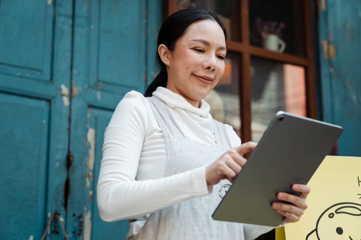 Un ingénieur vietnamien utilisant un tablette pour la transformation numérique