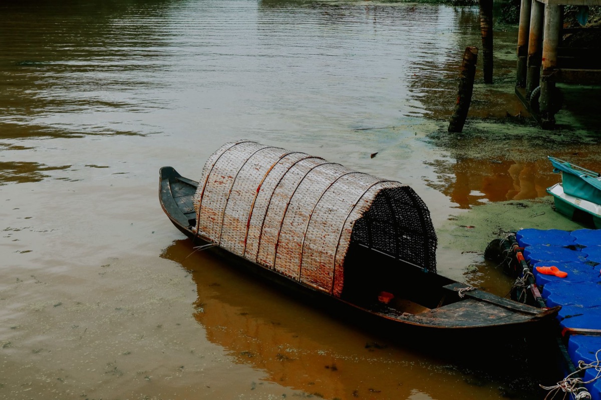 barca in legno tradizionale in vietnam