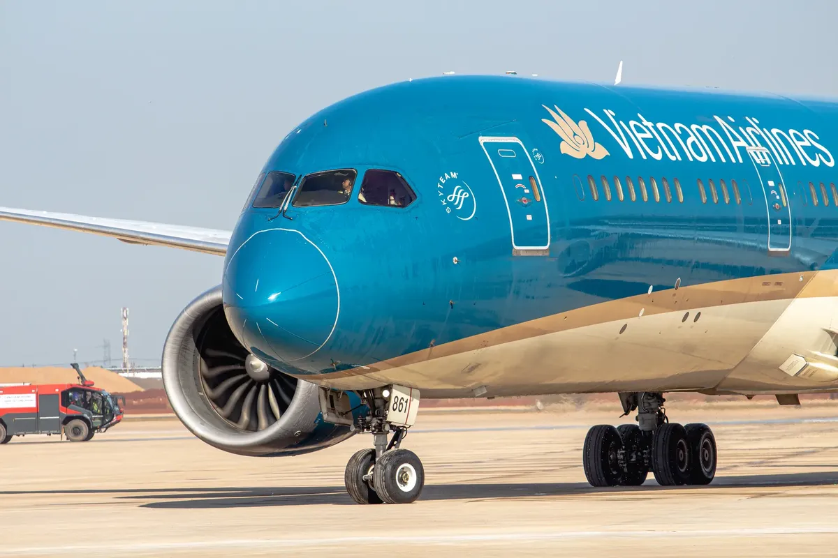 Vietnam Airlines Boeing 787 Dreamliner on runway, ready for departure on a sunny day.