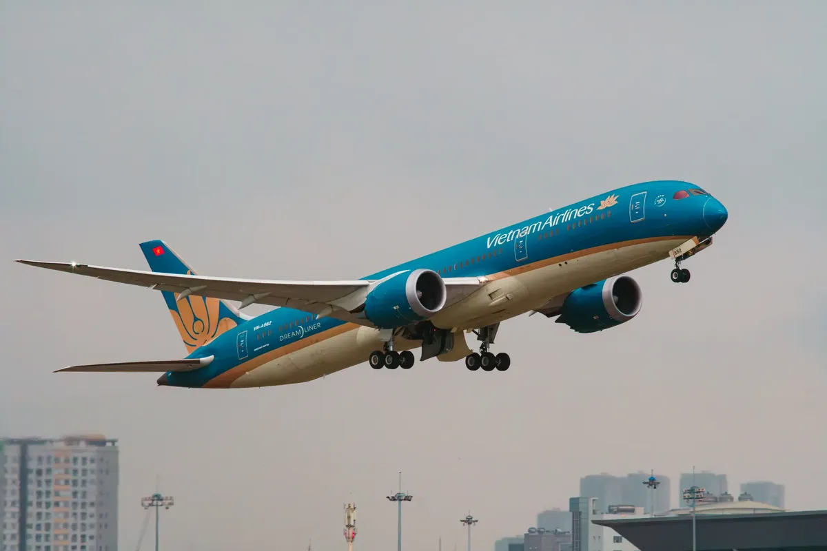 Vietnam Airlines Boeing 787 Dreamliner taking off from an airport runway, showcasing modern aviation technology.
