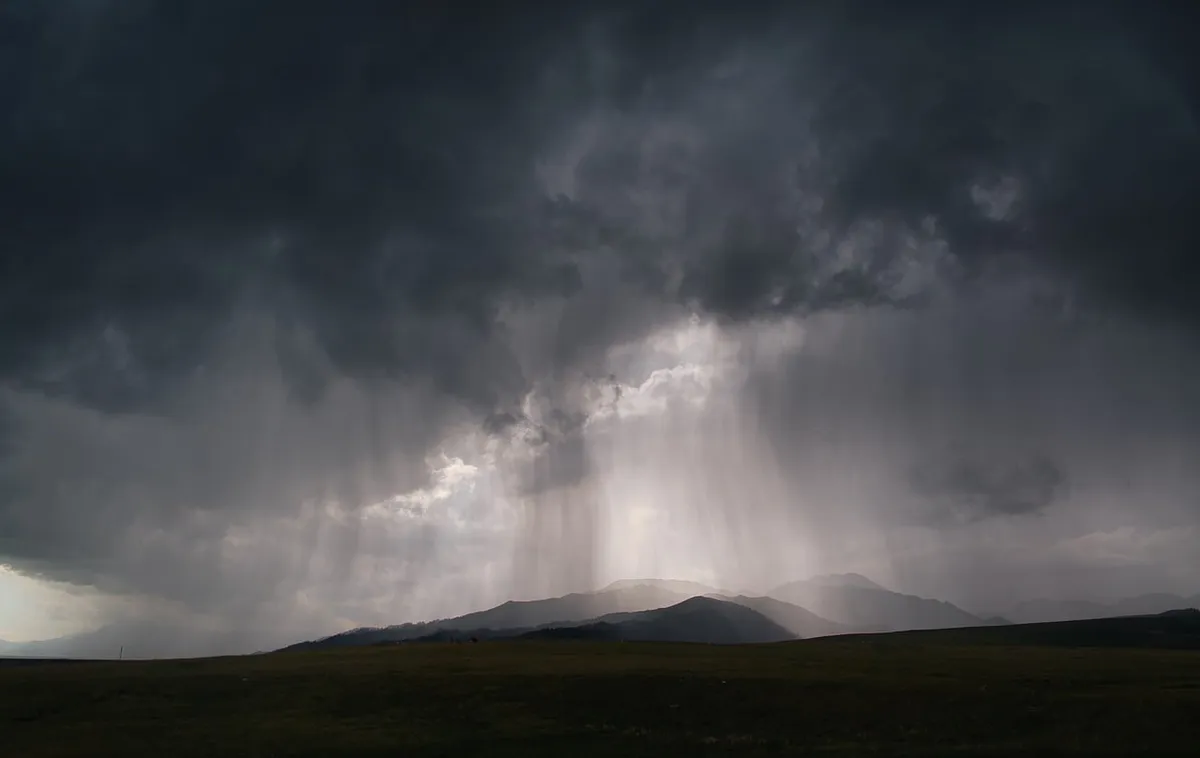 雷雨、下雨、雙道彩虹、雲、黑暗天空、自然、氣氛、山巒、光線、雨滴、陰雨天氣、 outdoors、劇烈、下雨、草地、自然