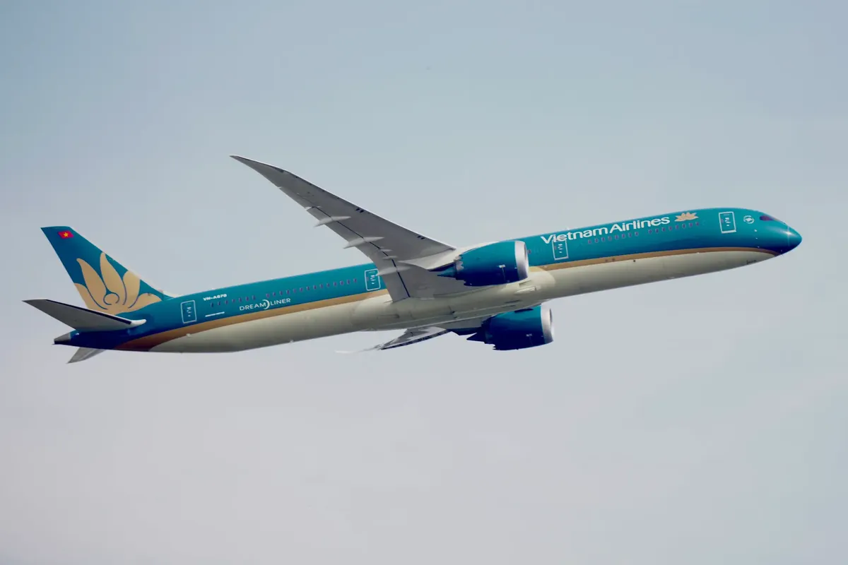越南航空波音787夢想客機飛機穿越清澈天空，展現航空優勢。