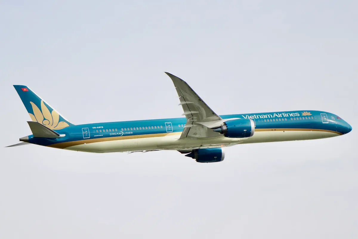 Vietnam Airlines Boeing 787 Dreamliner soaring in clear sky.