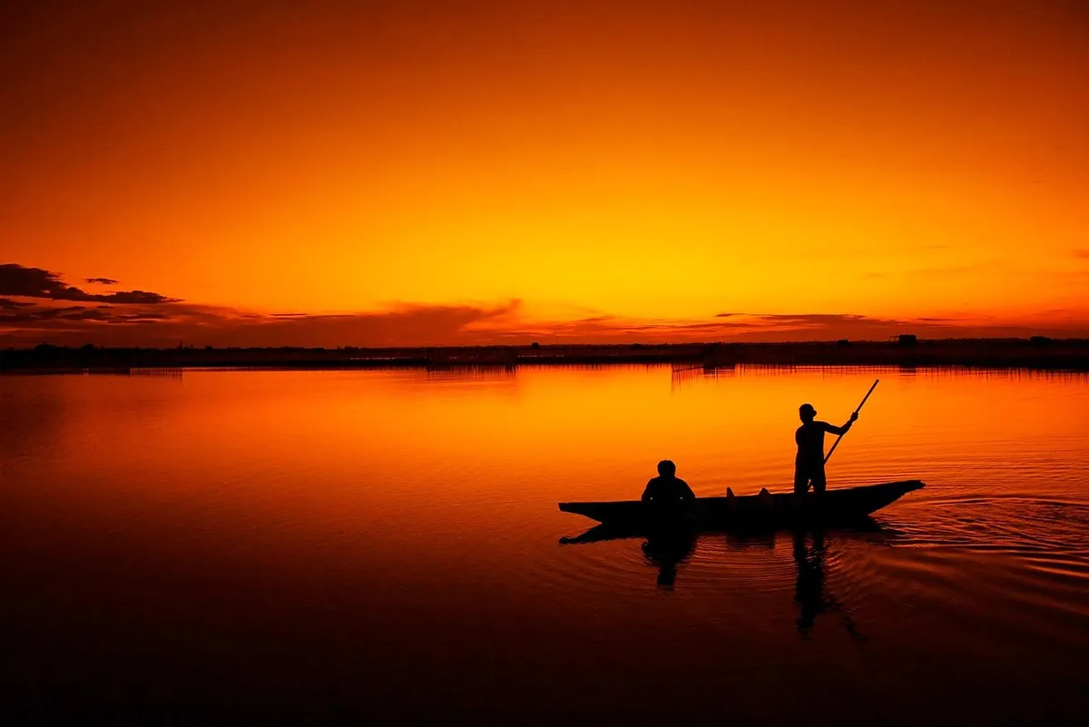 boat, dusk, silhouette, dawn, sunrise, sunset, lake, water, fishing, fishermen, orange sky, scenery, countryside, nature, tam giang lagoon, binh minh, vietnam