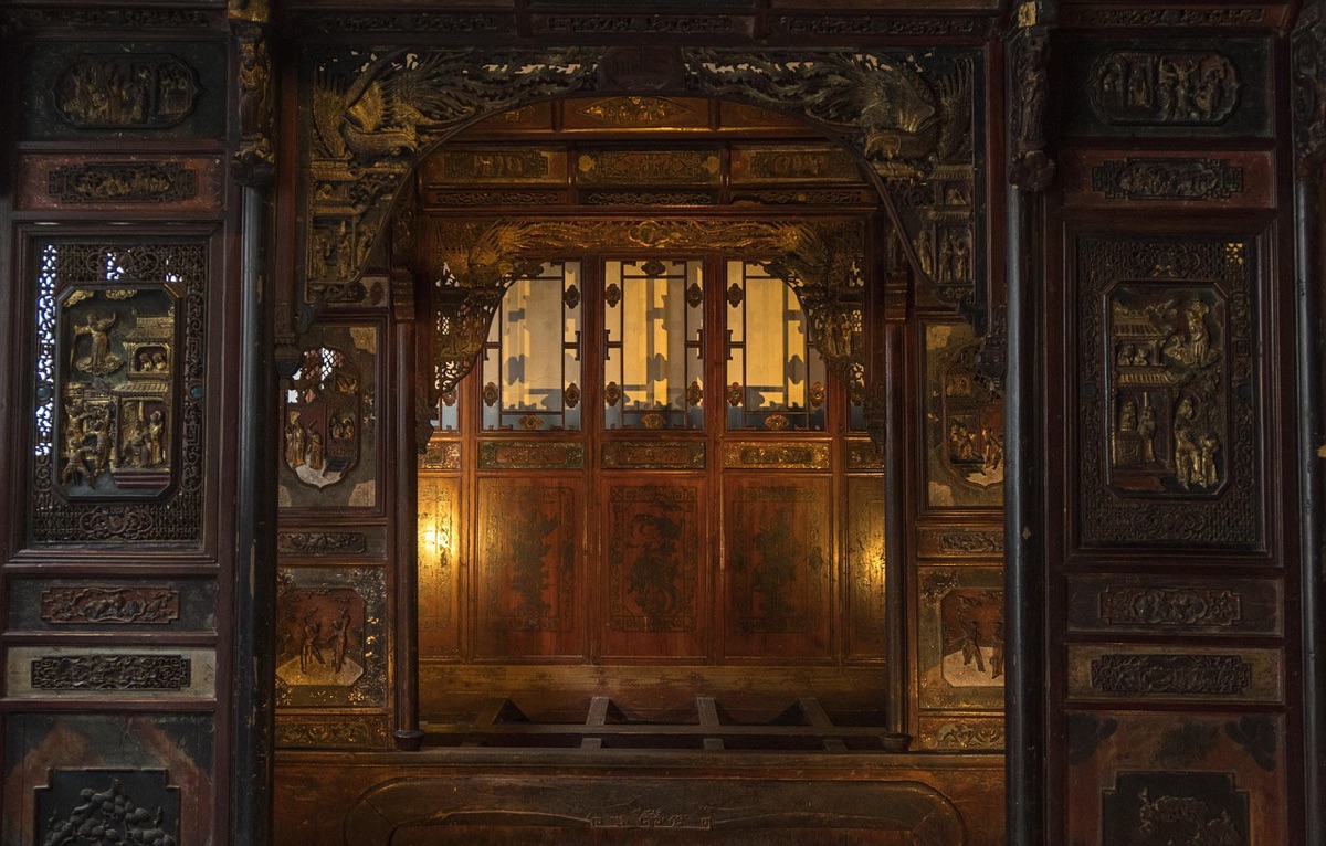 Porte en bois traditionnelle vietnamienne avec des têtes de léopard gravées