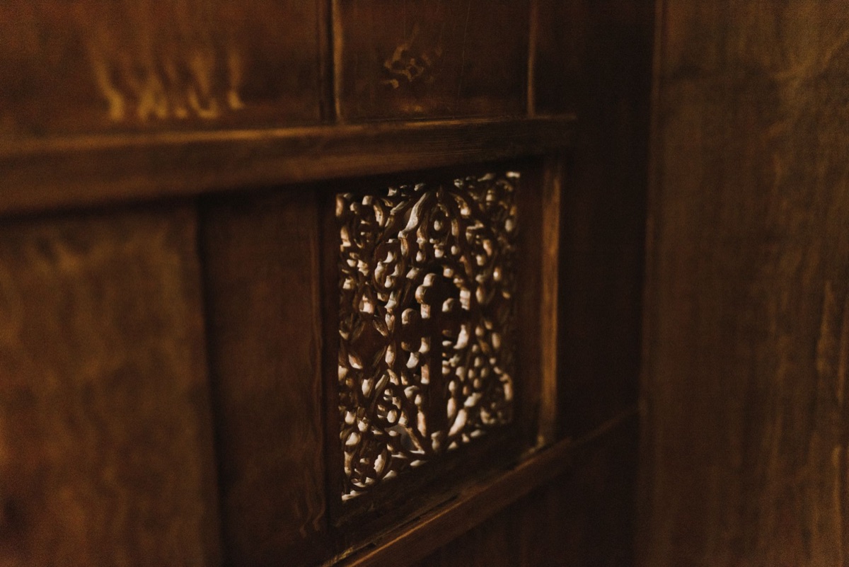 Schermo intagliato in legno tradizionale