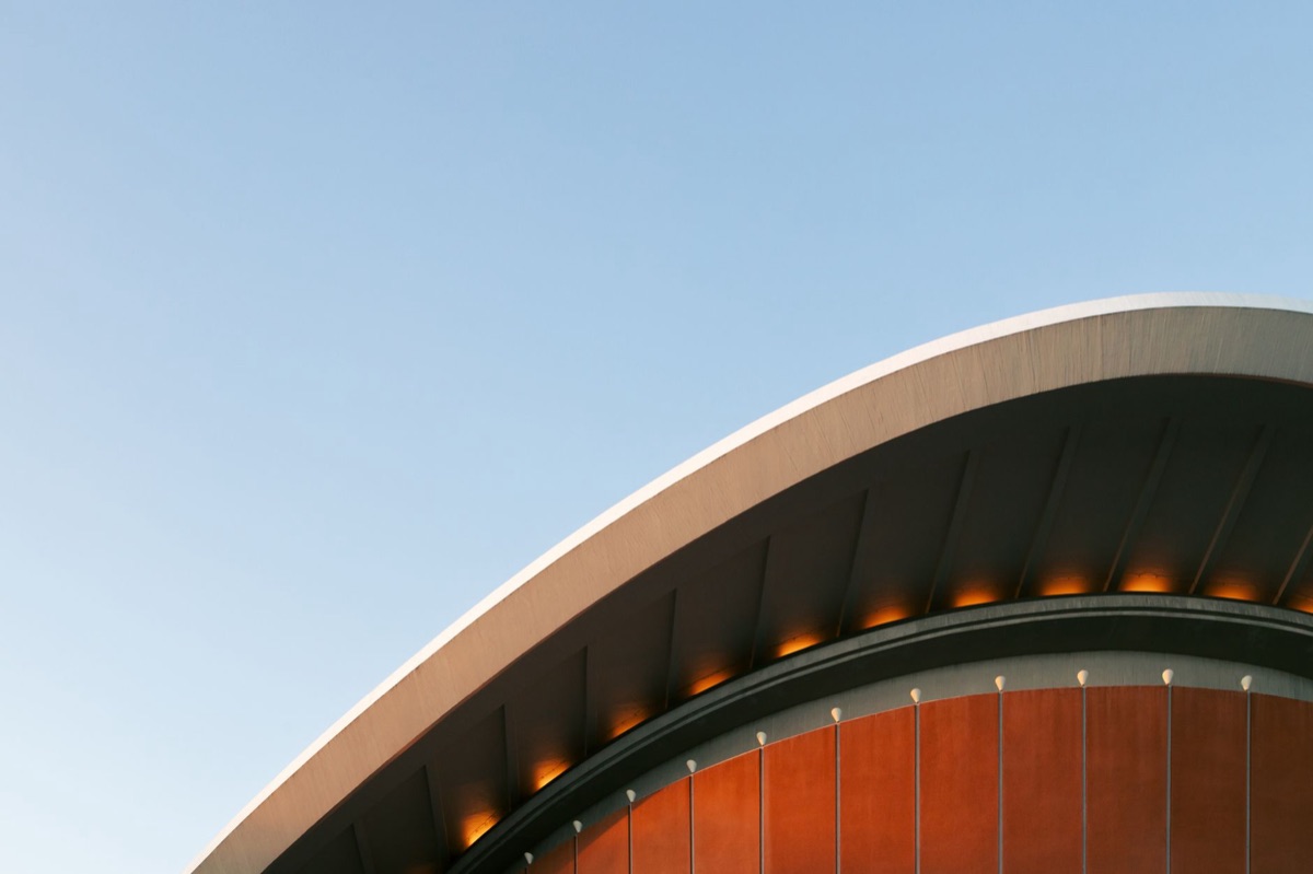edifício moderno com telhado curvo