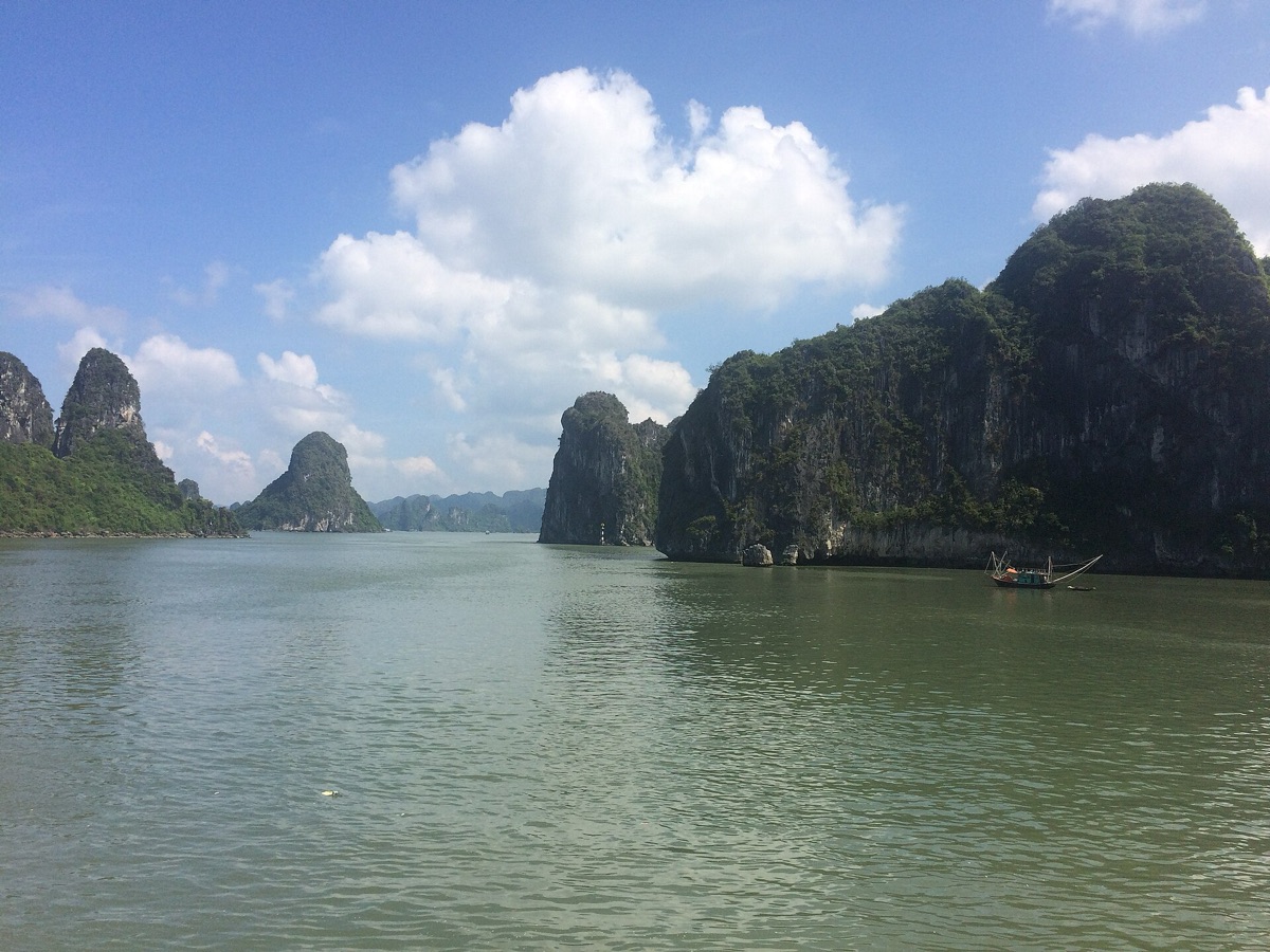 Paisaje icónico de la bahía de Ha Long con formaciones rocosas