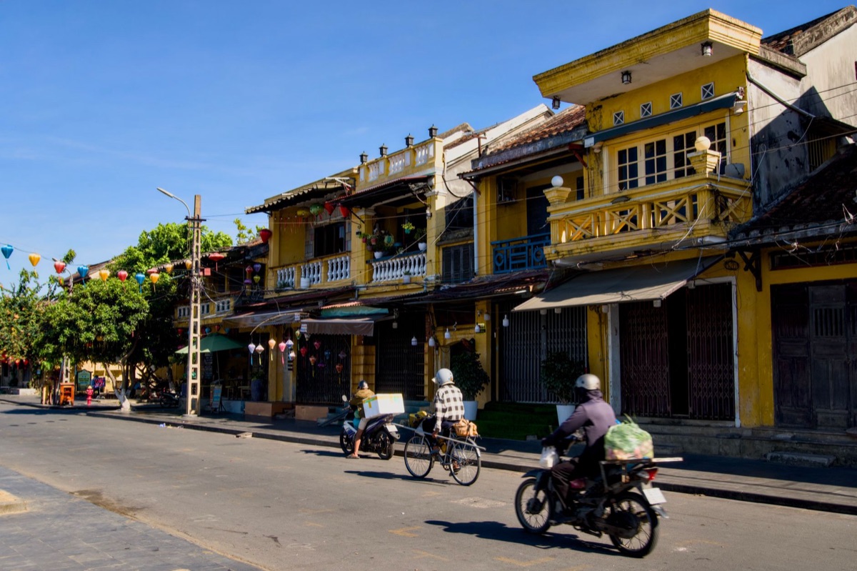 Farolillos tradicionales en el casco antiguo de Hoi An