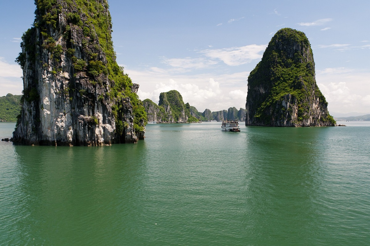Paesaggio iconico della Baia di Ha Long con isole calcaree