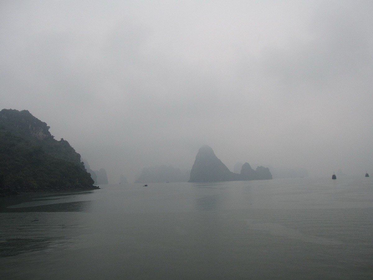 De iconische kalksteenrotsen van Ha Long Bay