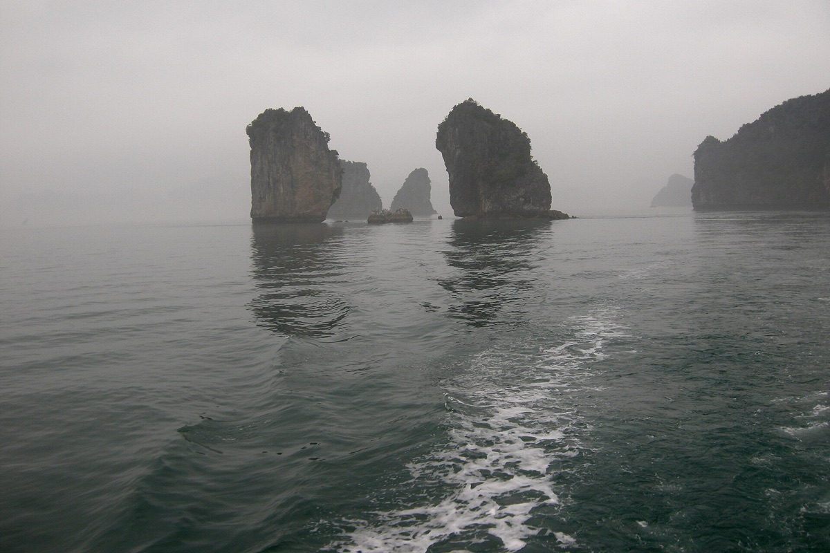 As ilhas de calcário icônicas da Baía de Ha Long, Vietnã.