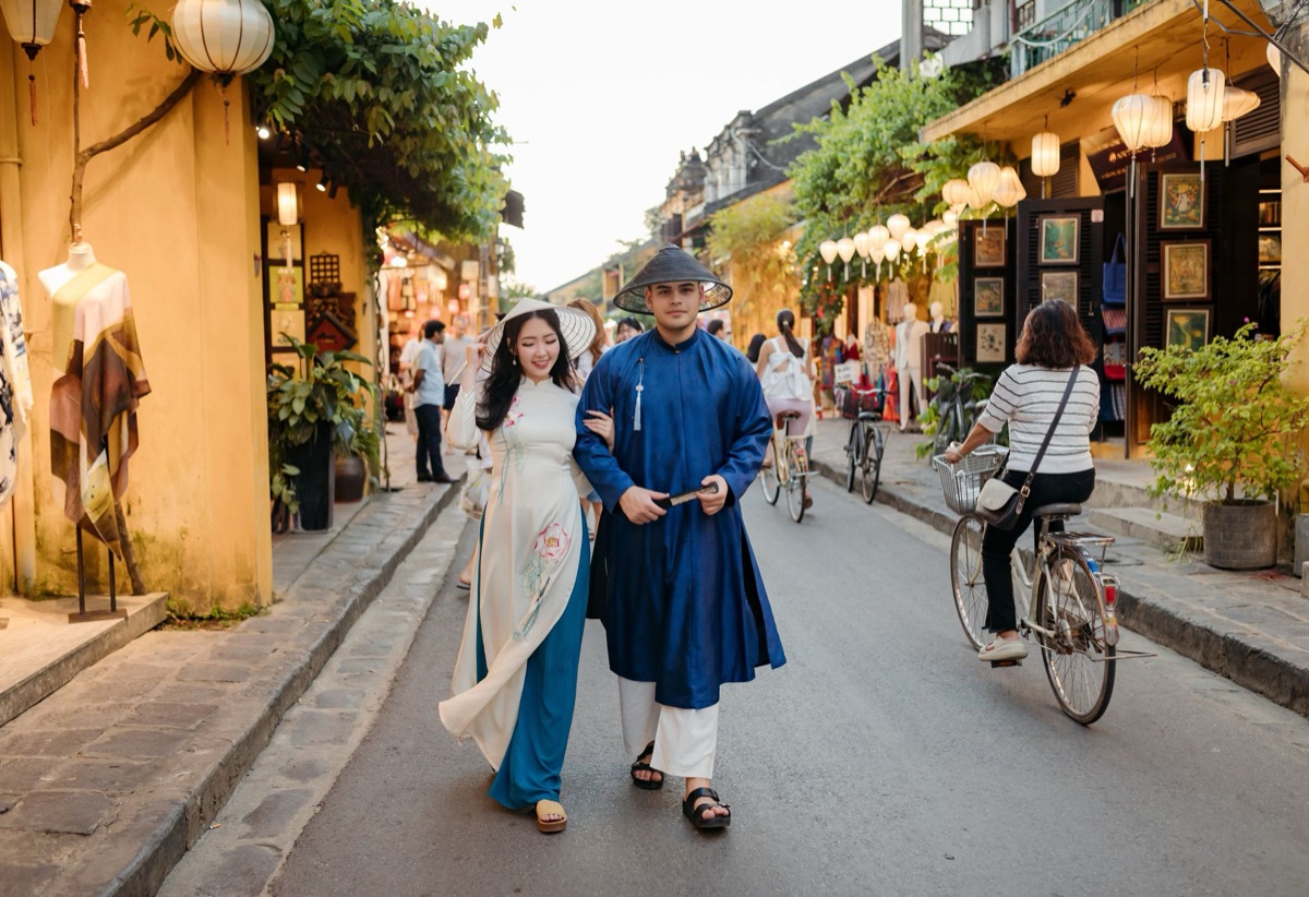 Lanternas coloridas iluminando as ruas históricas de Hoi An.