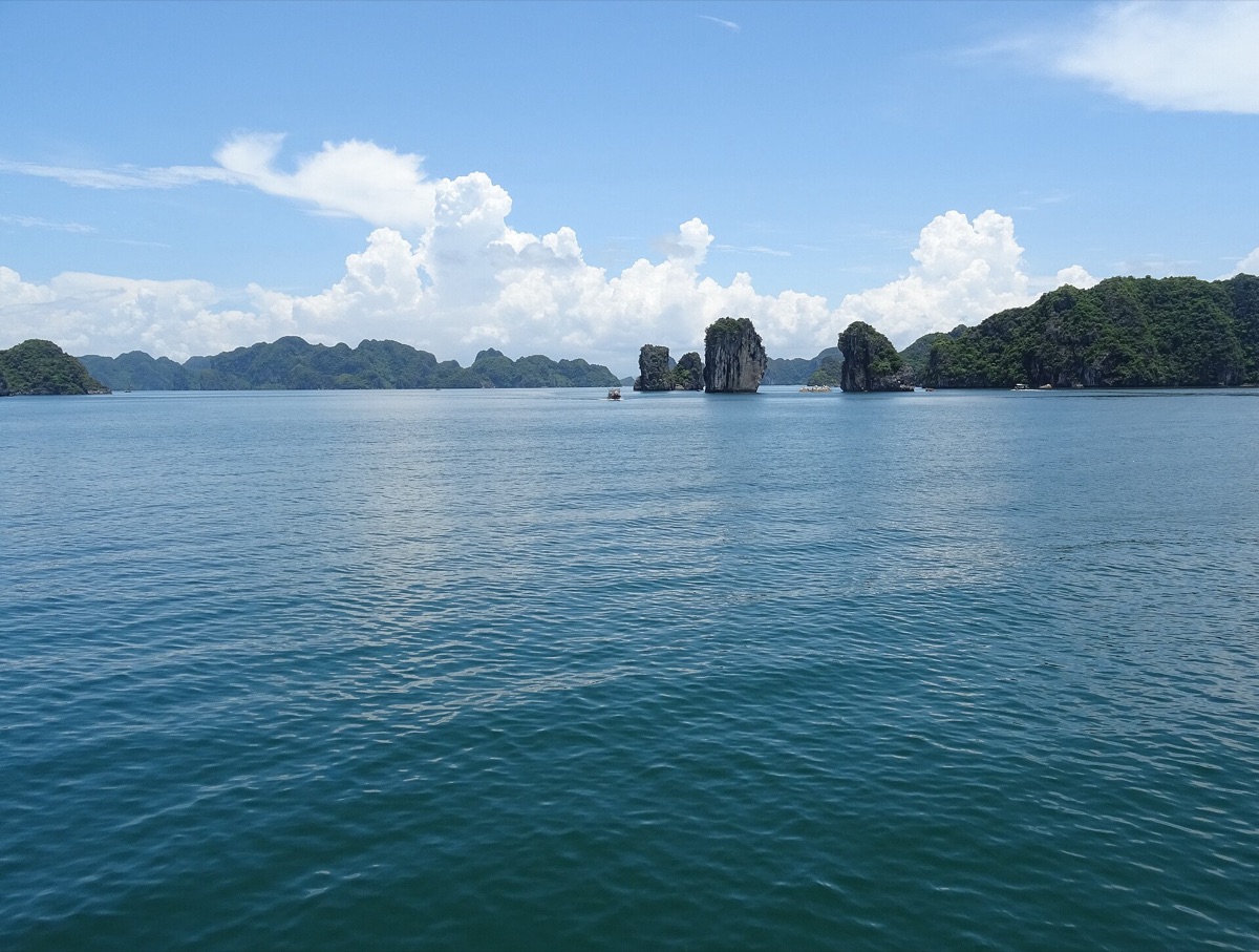 下龍灣壯麗的海上石灰岩島嶼景觀
